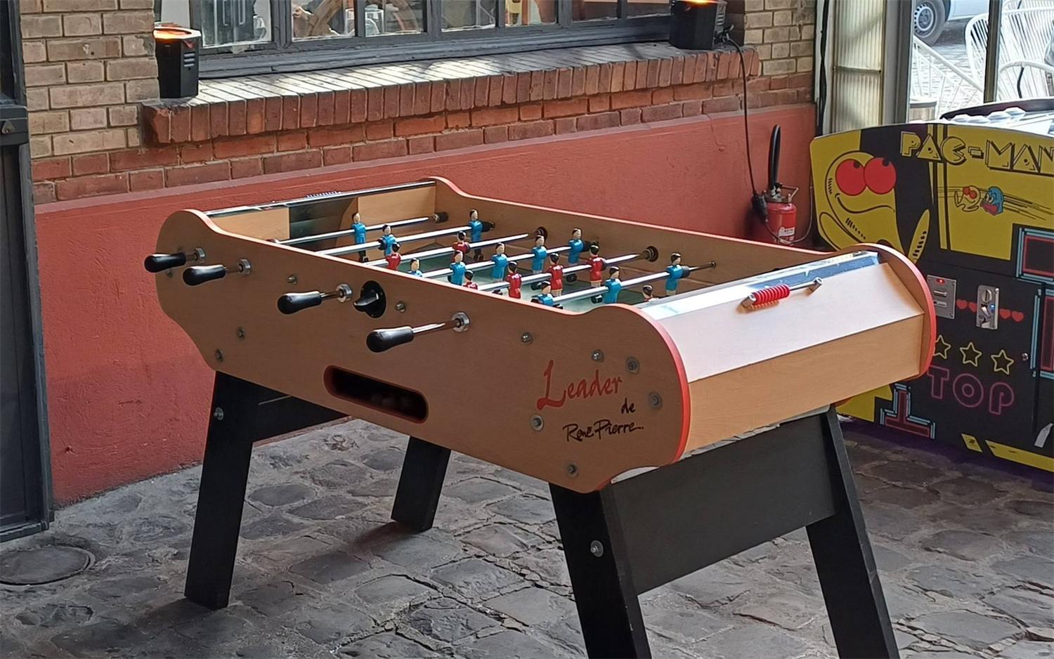 Baby-foot René Pierre installé par Reset XP à côté d'une borne Pac-Man