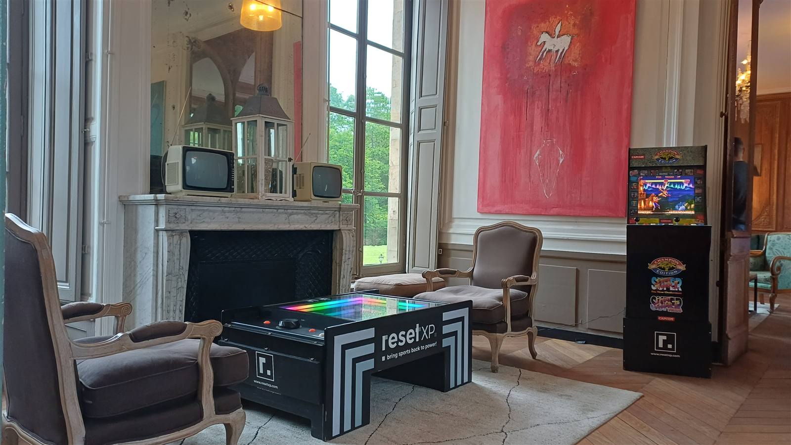 Salon équipé en consoles rétro par Reset XP pour un partenaire de l'écosystème