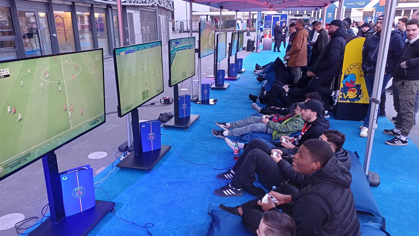 Fan zone PSG : postes de jeu FIFA alignés, animés par Reset XP
