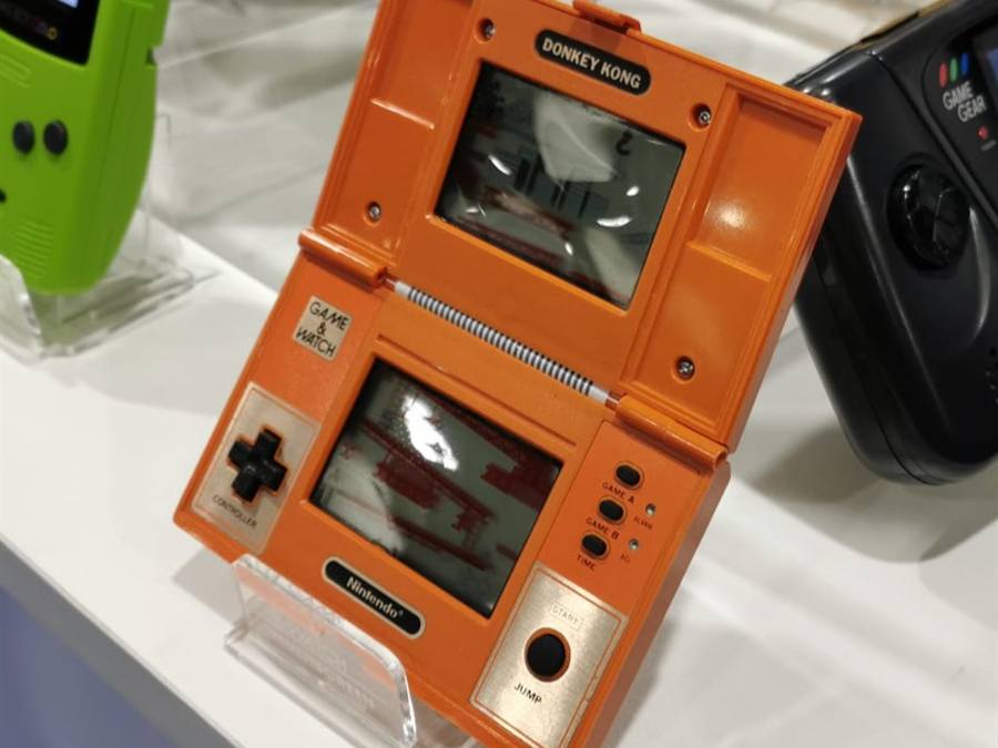 Game & Watch Donkey Kong entouré d'une Game Boy Color et d'une Game Gear